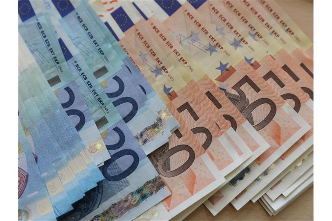 Verbraucherschützer: Streit um Kontogebühren nach BGH-Urteil Euro-Geldscheine liegen auf einem Tisch. Foto: Bernd Wüstneck/dpa-Zentralbild/dpa/Symbolbild