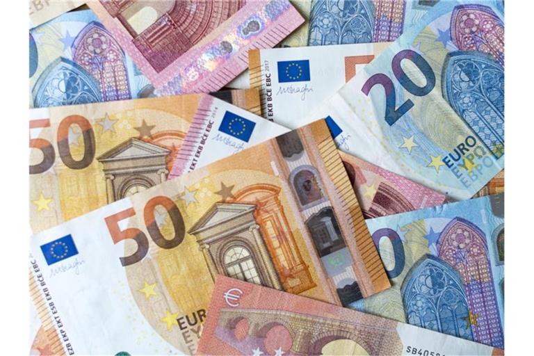 Euro-Geldscheine liegen auf einem Tisch. Foto: Monika Skolimowska/dpa-Zentralbild/dpa/Symbolbild
