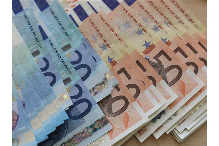 Euro-Geldscheine liegen hintereinander. Foto: Bernd Wüstneck/dpa-Zentralbild/dpa/Symbolbild