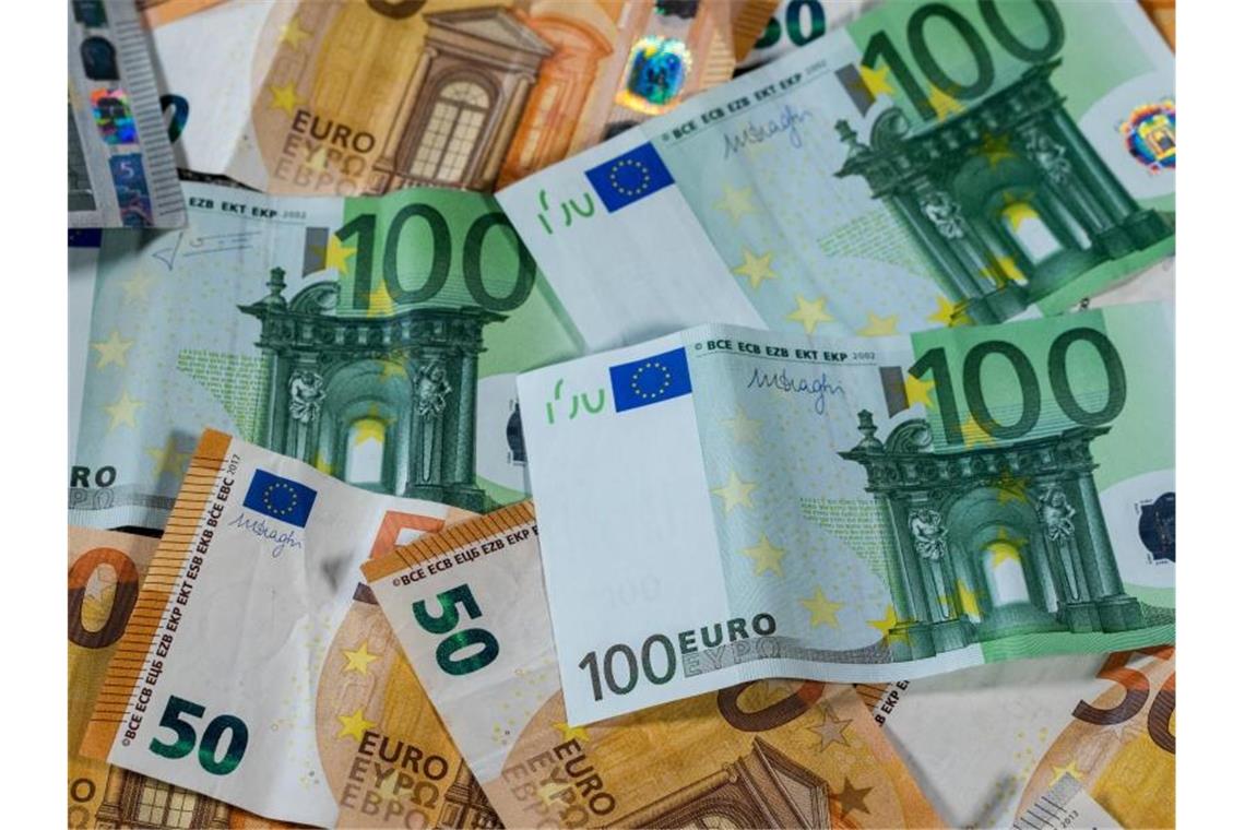 Euro-Geldscheine mit unterschiedlichen Werten liegen aufeinander. Foto: Jens Büttner/Archivbild