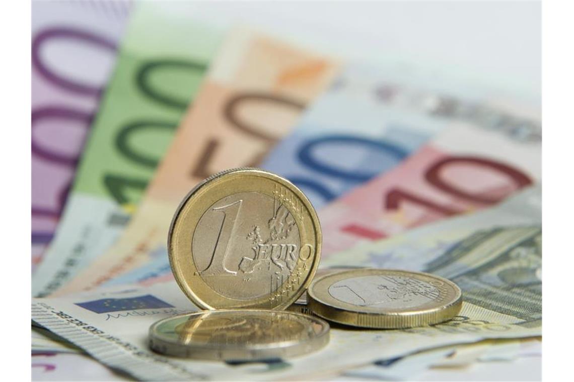 Neues Gefängnis in Rottweil kommt das Land deutlich teurer Euro-Münzen auf Euro-Banknoten. Foto: Daniel Reinhardt/dpa/Symbolbild