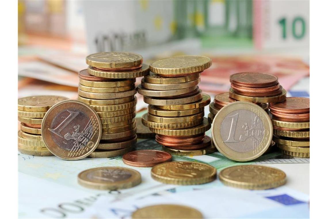 Unternehmen-Überbrückungshilfen: Über 80 Prozent genehmigt Euro-Münzen auf Euro-Banknoten. Foto: Tobias Hase/dpa/Symbolbild
