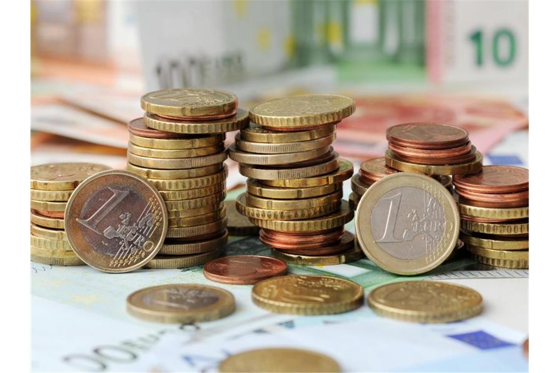 Landtagsfraktionen beschließen Nullrunde bei Diätenerhöhung Euro-Münzen auf Euro-Banknoten. Foto: Tobias Hase/dpa/Symbolbild