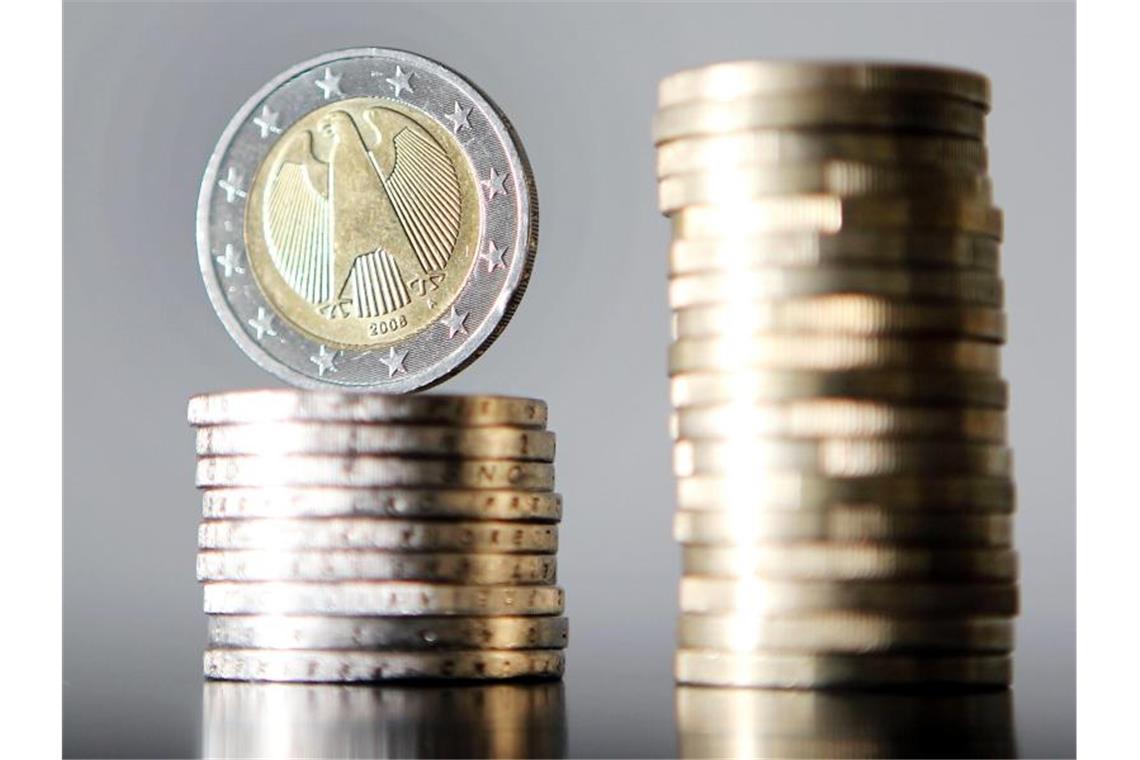 Euro-Münzen sind gestapelt. Foto: Oliver Berg/dpa/Archivbild