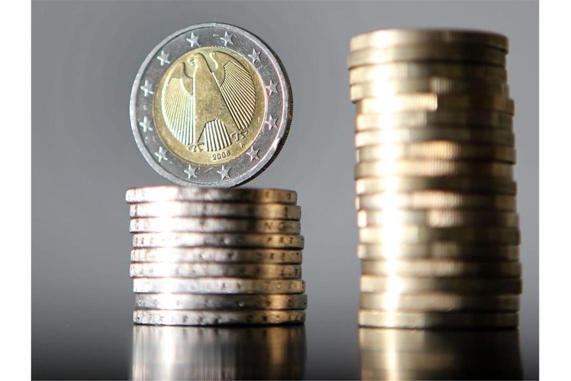 Euro-Münzen sind übereinander gestapelt. Foto: Oliver Berg/dpa/Archivbild