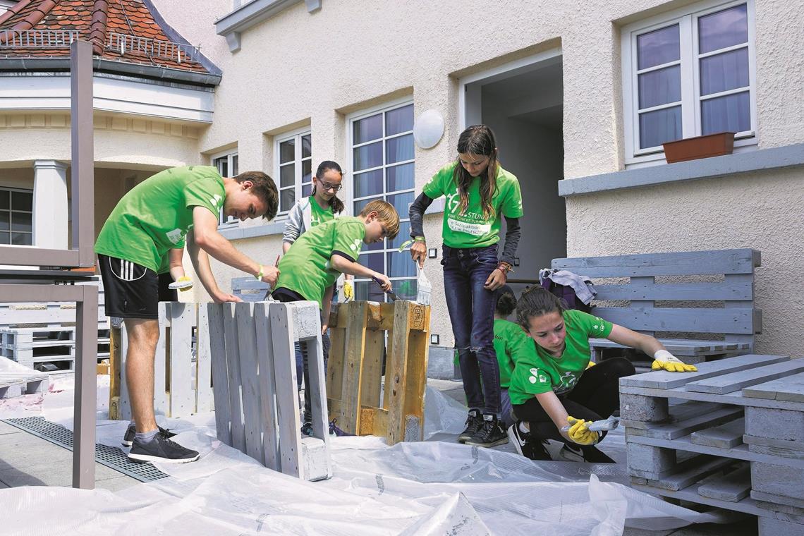 Euro-Paletten lassen sich vielseitig wiederverwerten. Das bewiesen 31 Ministranten, die Sitzbänke und Hochbeete fertigten. Foto: J. Fiedler