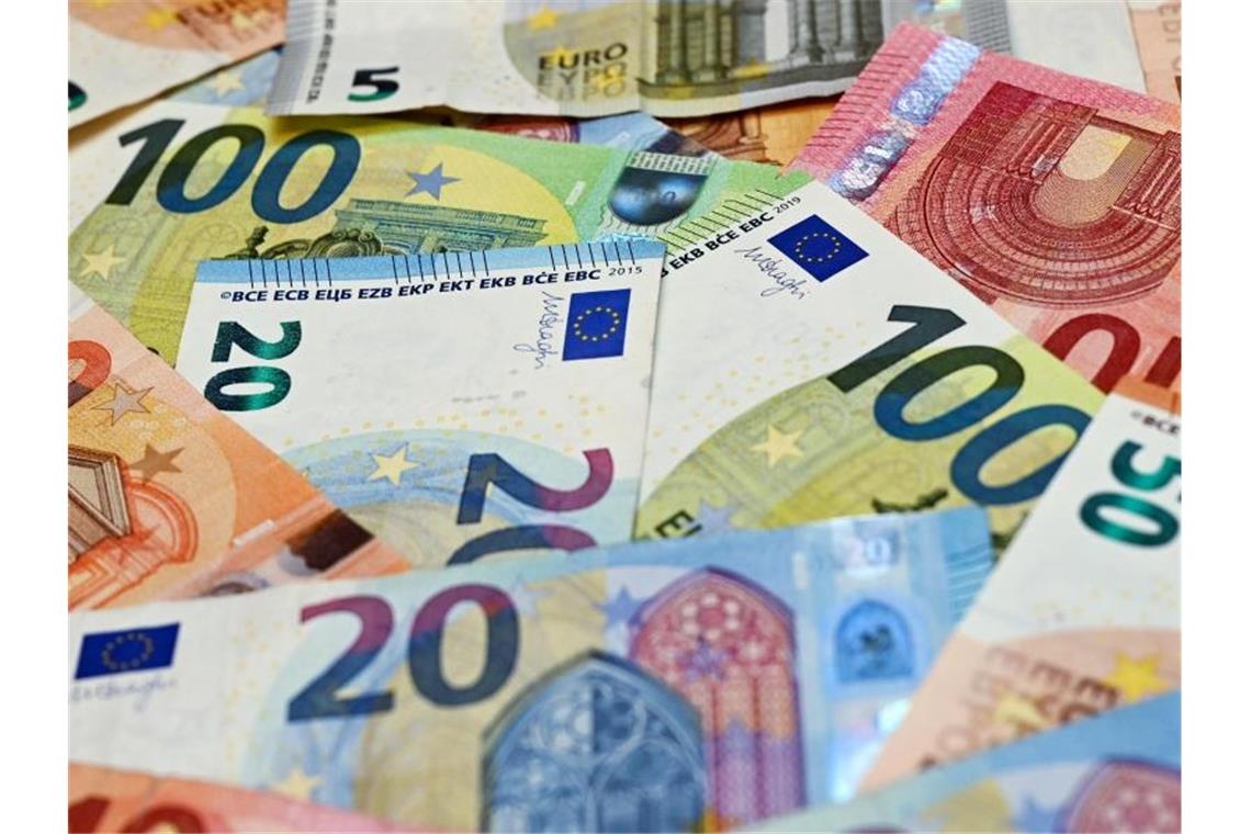 Paar soll über 40.000 Euro veruntreut haben Eurobanknoten liegen auf einem Tisch. Foto: Patrick Pleul/dpa-Zentralbild/dpa/Illustration