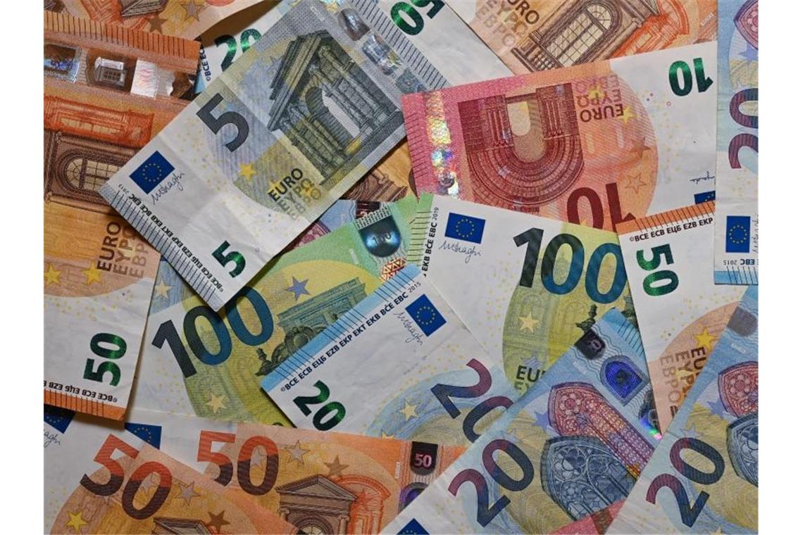 Eurobanknoten liegen auf einem Tisch. Foto: Patrick Pleul/dpa-Zentralbild/dpa/Illustration
