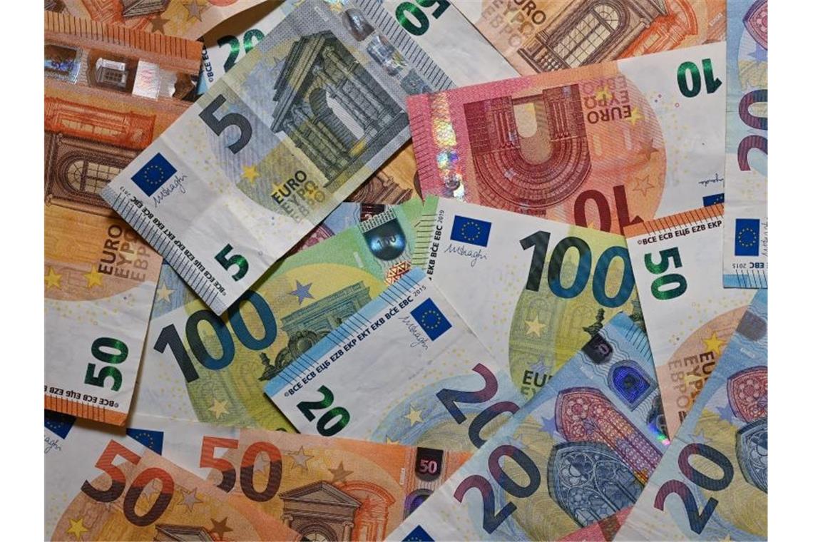 Millionenhilfe für Kur- und Heilbäder im Land Eurobanknoten liegen auf einem Tisch. Foto: Patrick Pleul/dpa-Zentralbild/dpa/Illustration
