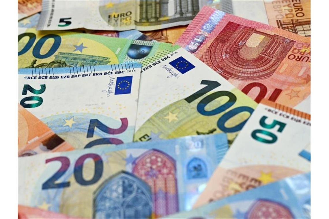 Eurobanknoten liegen auf einem Tisch. Foto: Patrick Pleul/dpa-Zentralbild/dpa/Illustration