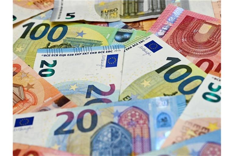 Eurobanknoten liegen auf einem Tisch. Foto: Patrick Pleul/dpa-Zentralbild/dpa/Illustration