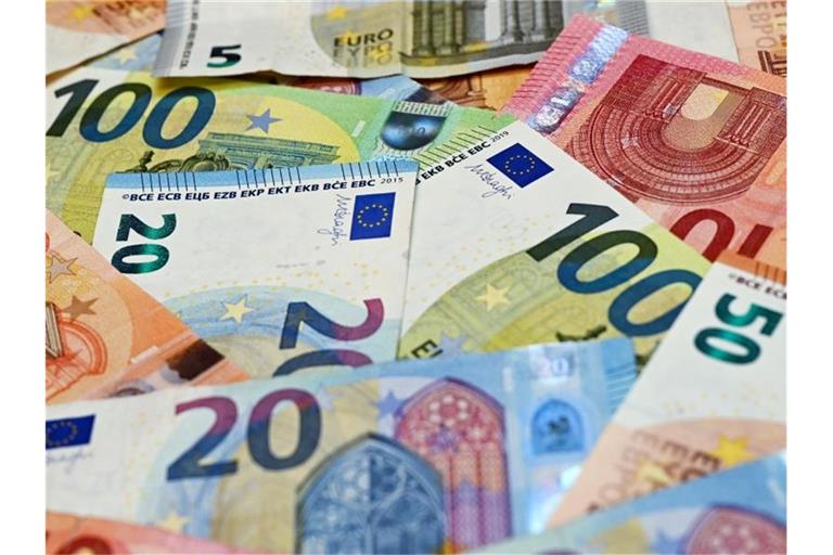 Eurobanknoten liegen auf einem Tisch. Foto: Patrick Pleul/dpa-Zentralbild/dpa/Illustration