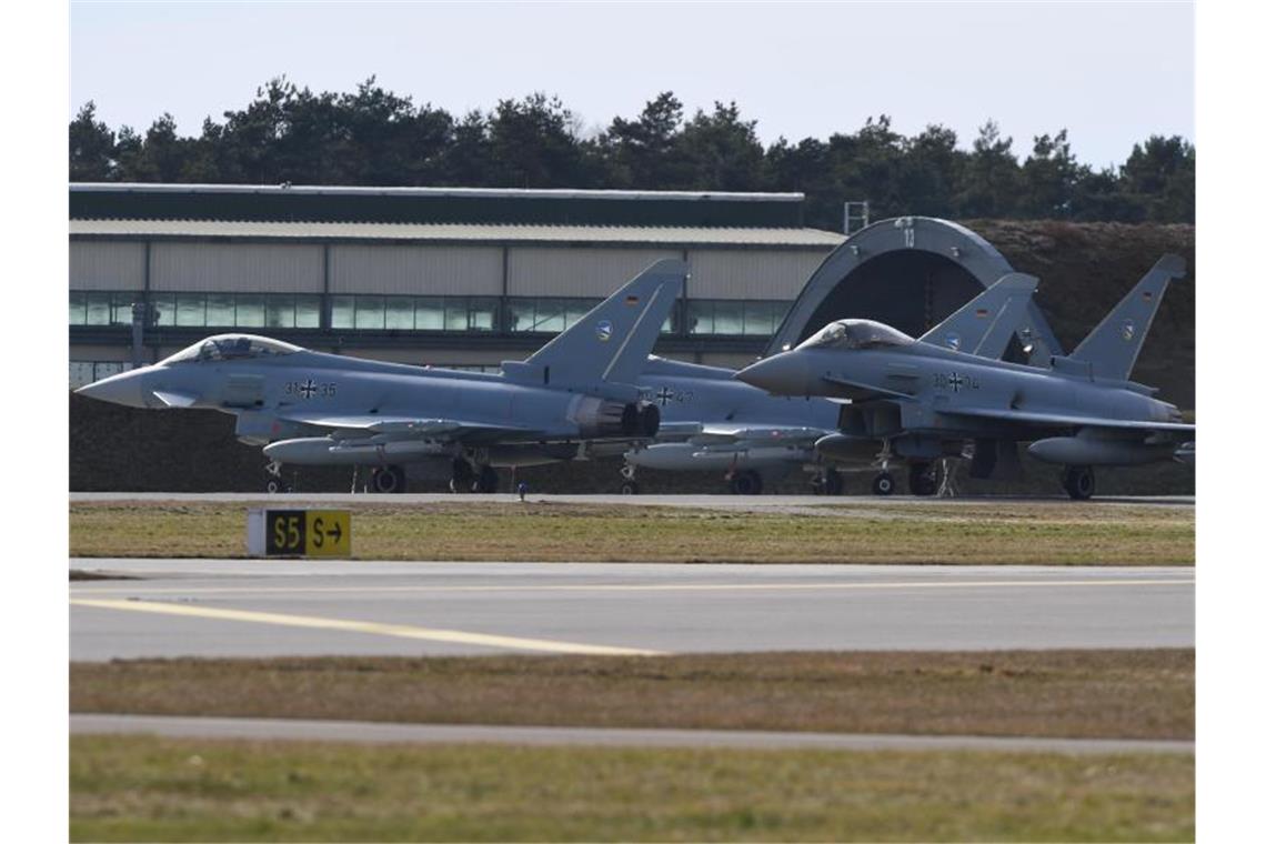 Bundeswehrverband verlangt Sofortprogramm Eurofighter auf dem Fliegerhorst. Der Bundeswehrverband fordert mehr Geld und ein Sofortprogramm zur Verbesserung der Ausrüstung. Foto: Felix Hörhager/dpa