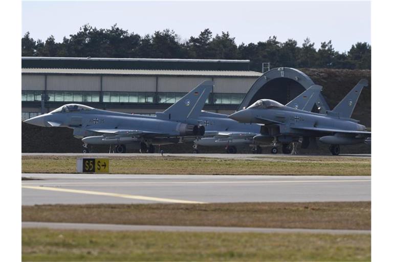Eurofighter auf dem Fliegerhorst. Der Bundeswehrverband fordert mehr Geld und ein Sofortprogramm zur Verbesserung der Ausrüstung. Foto: Felix Hörhager/dpa