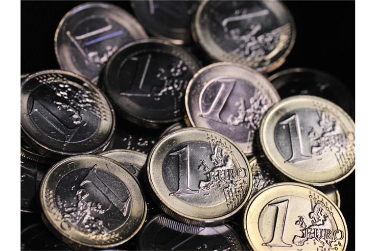 Euromünzen liegen auf einem Tisch. Foto: Boris Roessler/dpa/Symbolbild