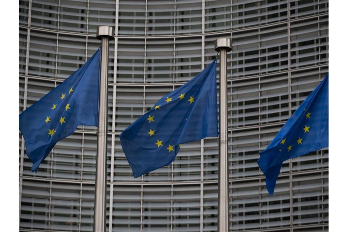 Europäische Flaggen wehen vor dem Berlaymont-Gebäude, dem Hauptsitz der Europäischen Kommission in Brüssel. Foto: Aaron Chown/PA Wire/dpa