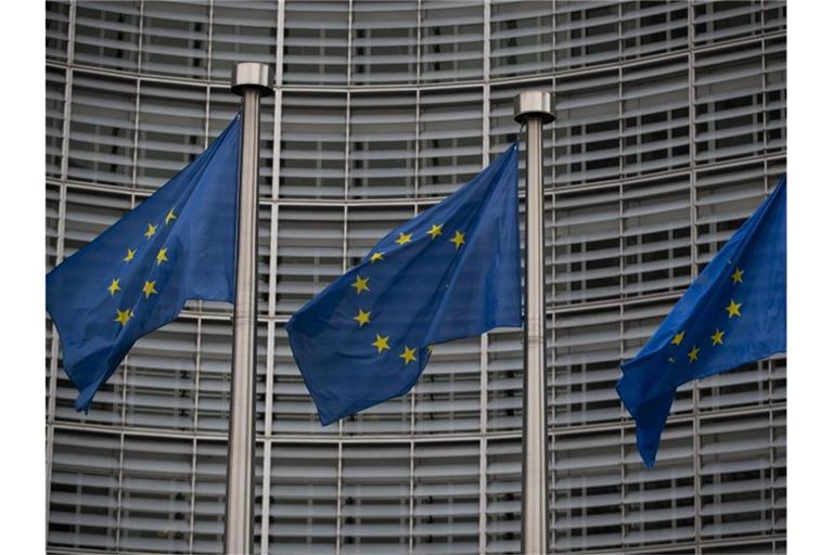 Europäische Flaggen wehen vor dem Berlaymont-Gebäude, dem Hauptsitz der Europäischen Kommission in Brüssel. Foto: Aaron Chown/PA Wire/dpa