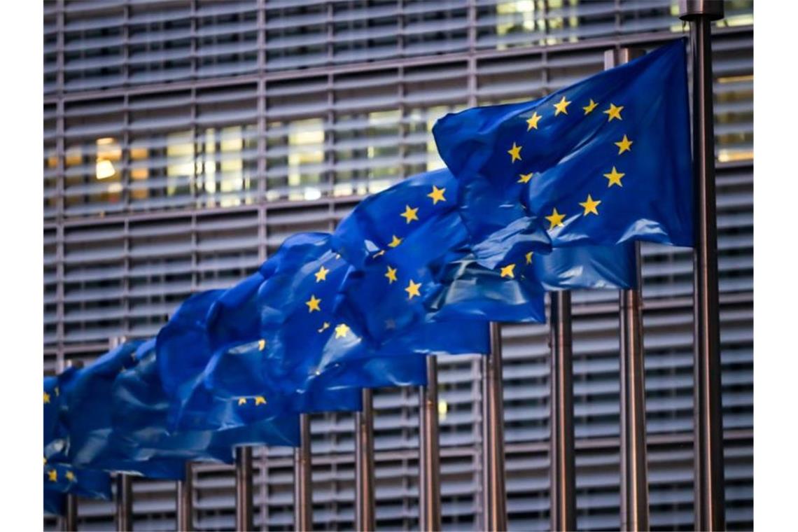 Swift: Verbündete beschließen Ausschluss russischer Banken Europaflaggen wehen vor dem Sitz der EU-Kommission. (Archivbild). Foto: Zhang Cheng/XinHua/dpa