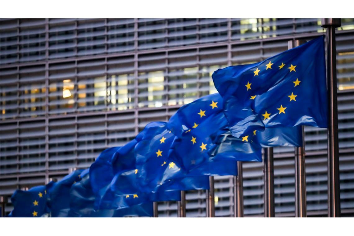 Europaflaggen wehen vor dem Sitz der EU-Kommission im Brüssel.