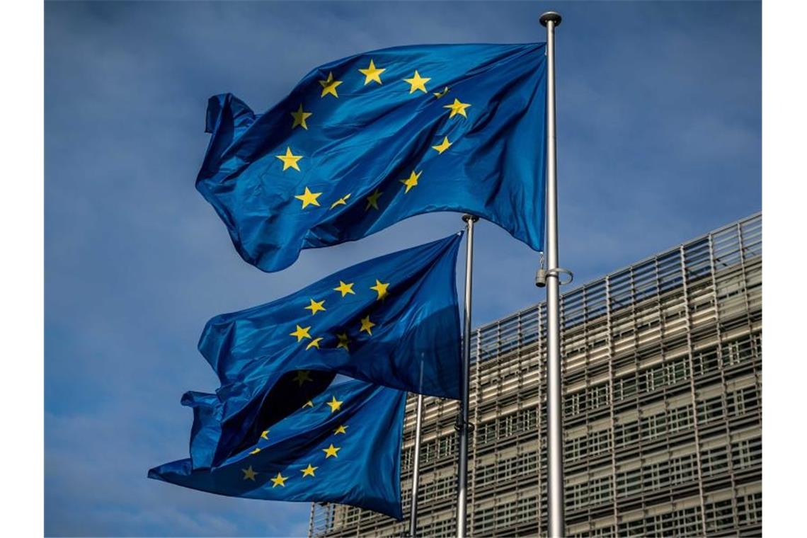 EU-Einigung: Rechtsstaatsverstöße könnten teuer werden Europaflaggen wehen vor dem Sitz der Europäischen Kommission in Brüssel. Foto: Michael Kappeler/dpa