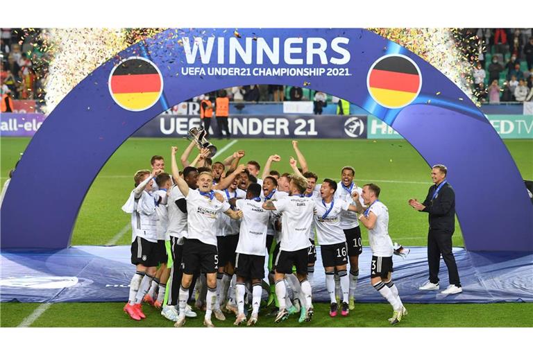 Europameister 2021: Trainer Stefan Kuntz (rechts) und die deutsche U 21.