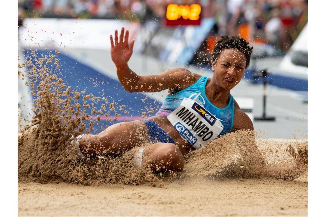 Mihambo gelingt Riesensprung - Glanz durch Klosterhalfen Europameisterin Malaika Mihambo hat in Berlin ihren dritten deutschen Meistertitel im Weitsprung gewonnen. Foto: Sven Hoppe