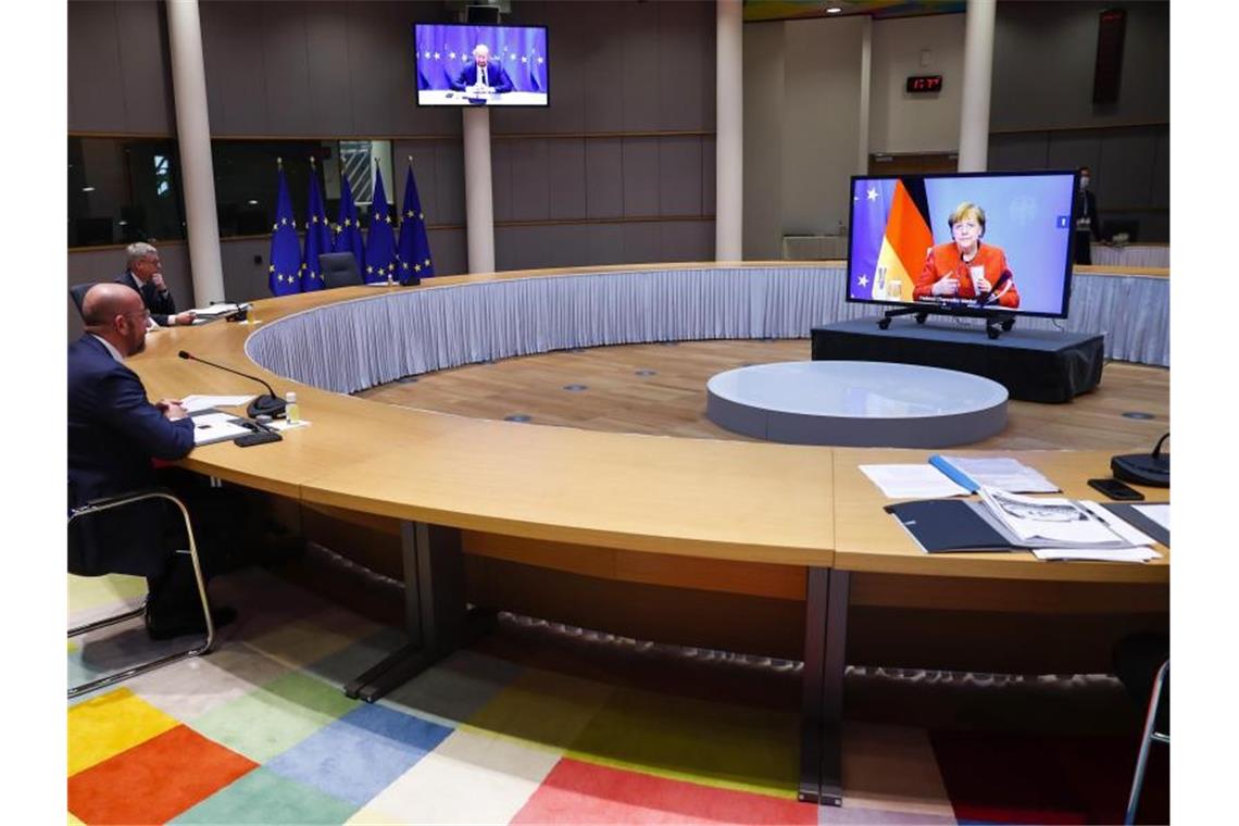 Europarats-Chef Charles Michel spricht während einer Videokonferenz mit Bundeskanzlerin Angela Merkel. Die EU-Staats- und Regierungschef treffen sich per Videoschalte um über das Vorgehen in der Corona-Krise zu beraten. Foto: Francisco Seco/AP Pool/dpa