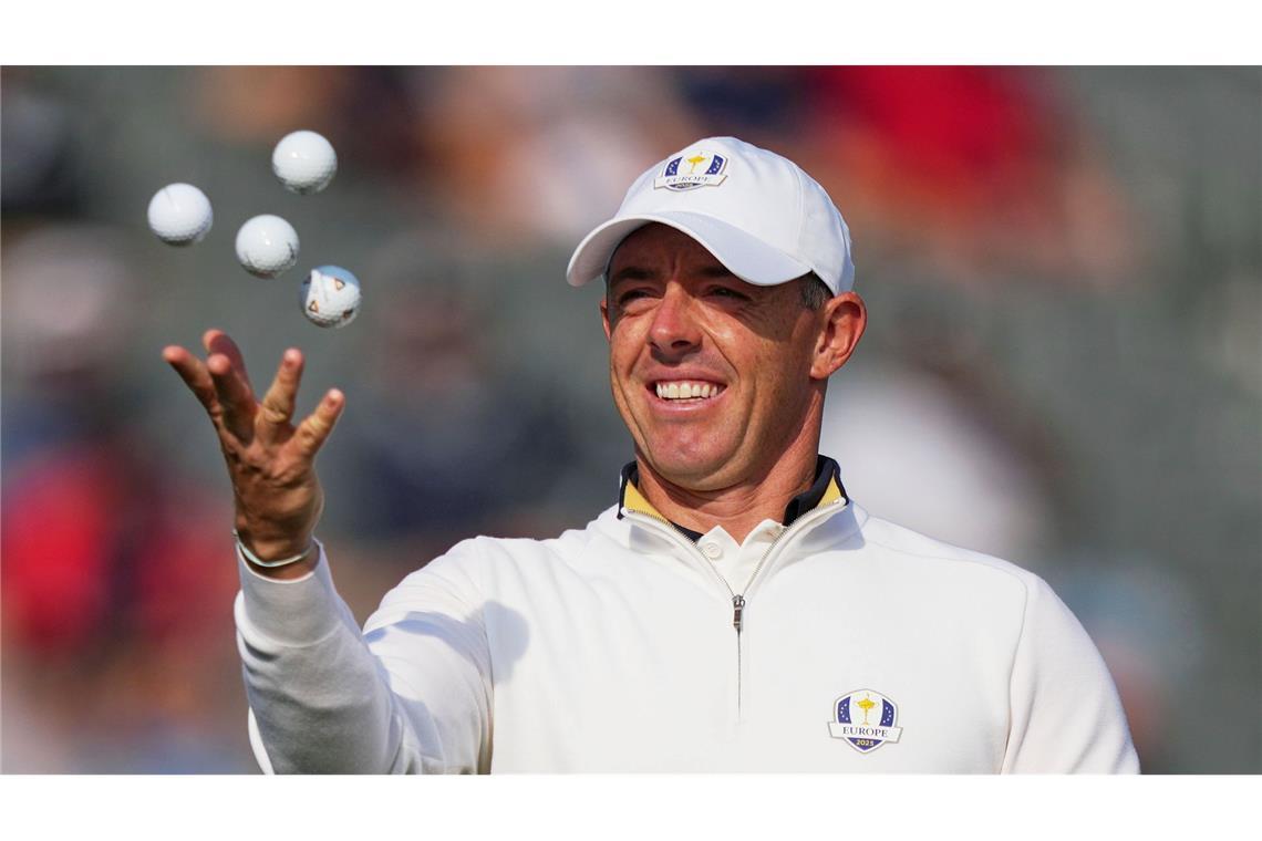 Europas Rory McIlroy aus Nordirland wirft Bälle in die Luft während einer Übungsrunde für das Ryder Cup Golfturnier in Farmingdale.