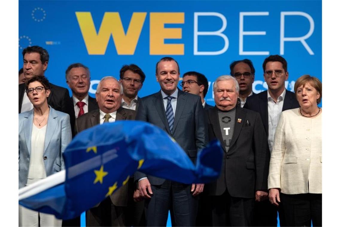 Vor Europawahl: Union und SPD warnen vor Nationalisten Europawahl-Spitzenkandidat Manfred Weber auf der Abschlusskundgebung in München umringt von konservativen Größen wie CDU-Chefin Annegret Kramp-Karrenbauer, EVP-Präsident Joseph Daul, der frühere polnische Präsident Lech Walesa oder Kanzlerin Angela Merkel. Foto: Sina Schuldt