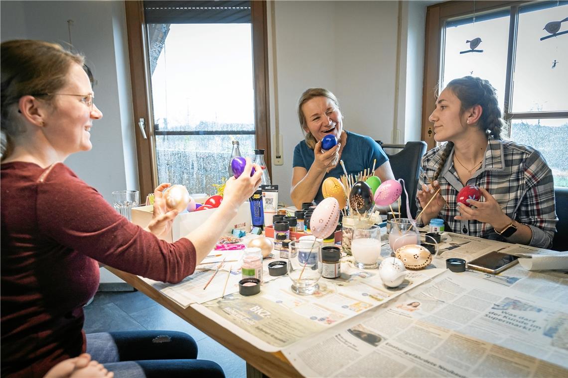 Ev Hildenbrand-Sinn, Beate Sinn und Carolin Sinn dekorieren jedes Jahr vor Ostern Gänseeier. Fotos: Alexander Becher