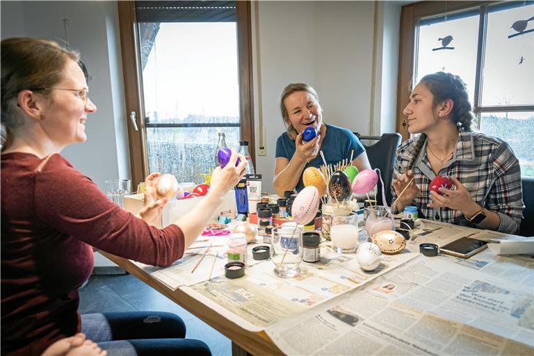 Ev Hildenbrand-Sinn, Beate Sinn und Carolin Sinn dekorieren jedes Jahr vor Ostern Gänseeier. Fotos: Alexander Becher