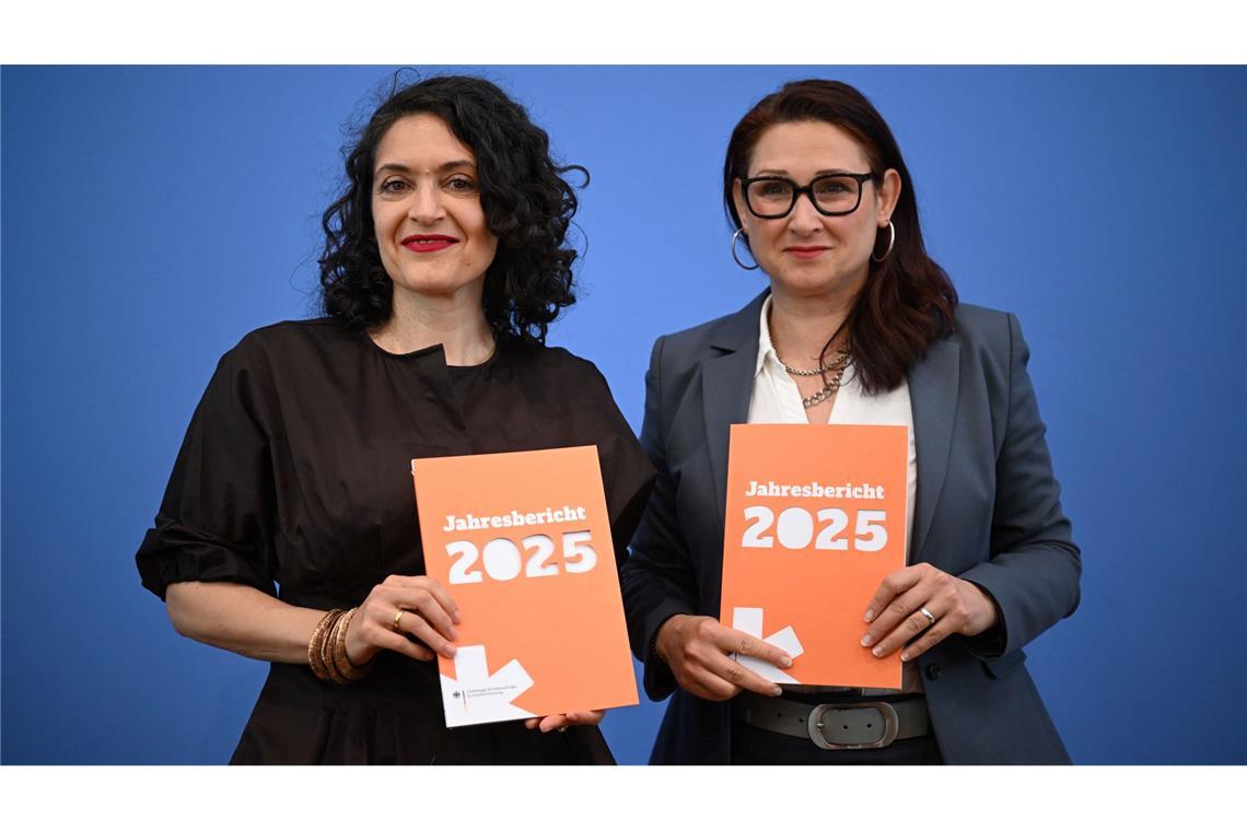 Eva Andrades vom Antidiskriminierungsverband präsentierte den Jahresbericht gemeinsam mit Ataman.