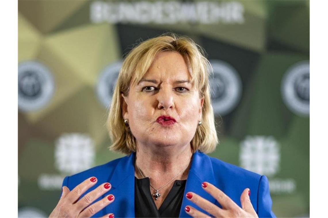 Habeck zum Drohnen-Streit: Sehen Bewaffnung „sehr kritisch“ Eva Högl, Wehrbeauftragte der Bundestags, spricht in der Führungsakademie der Bundeswehr. Foto: Axel Heimken/dpa