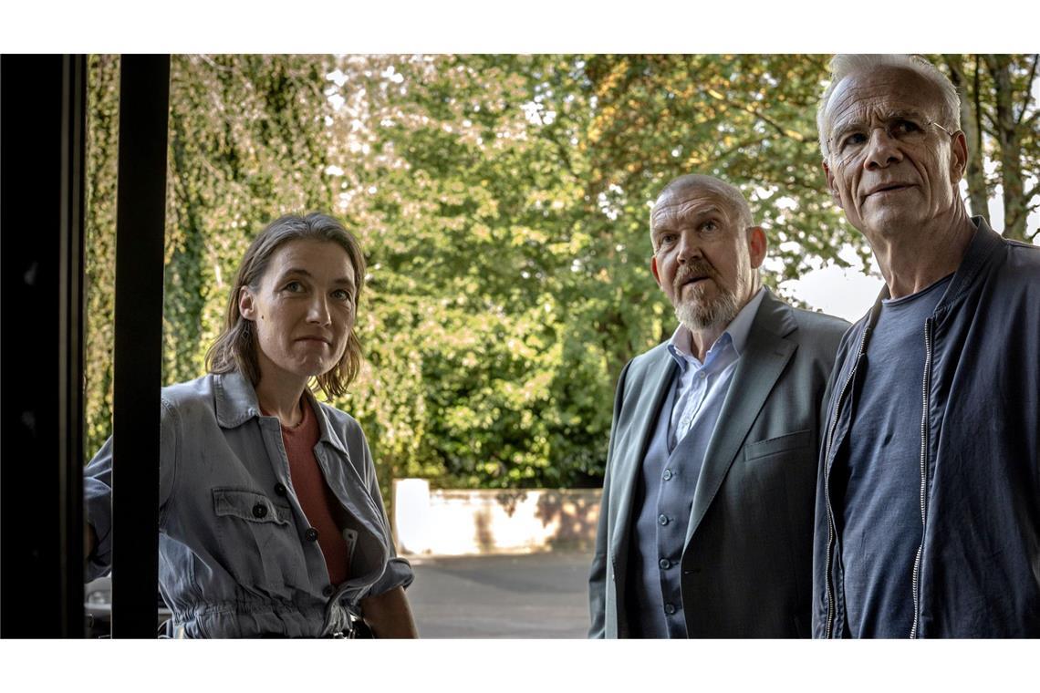 Eva Krüger (Katja Bürkle) zeigt den Kommissaren Freddy Schenk (Dietmar Bär, Mi.) und Max Ballauf (Klaus J. Behrendt), dass man ohne große Anstrengungen ins Interimsgebäude der Kölner Oper gelangen kann.