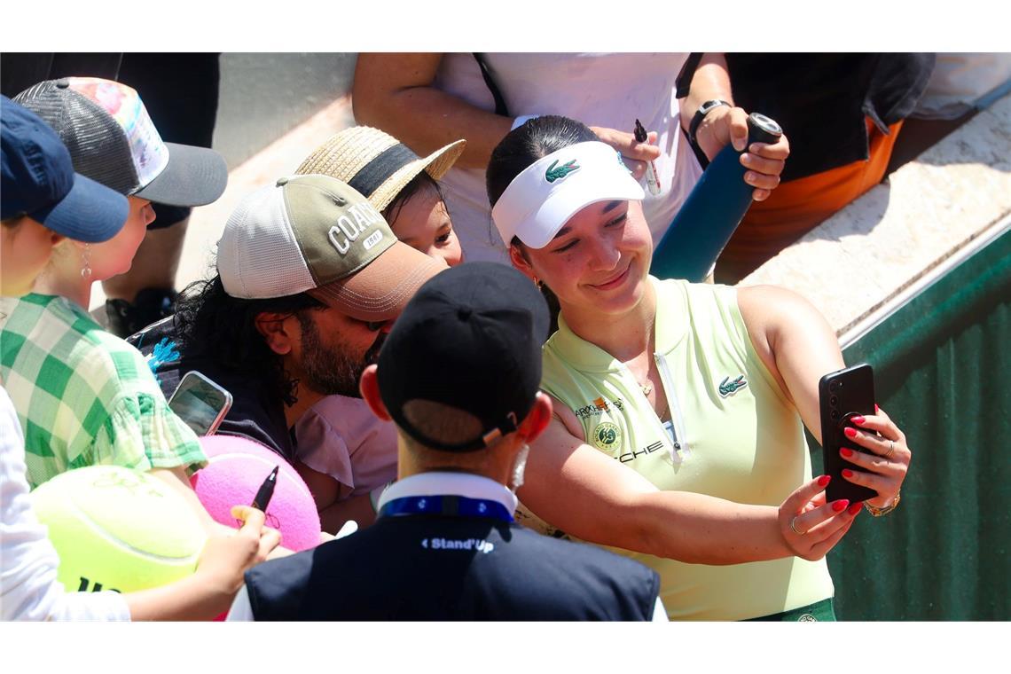 Eva Lys macht Selfies mit den Fans.