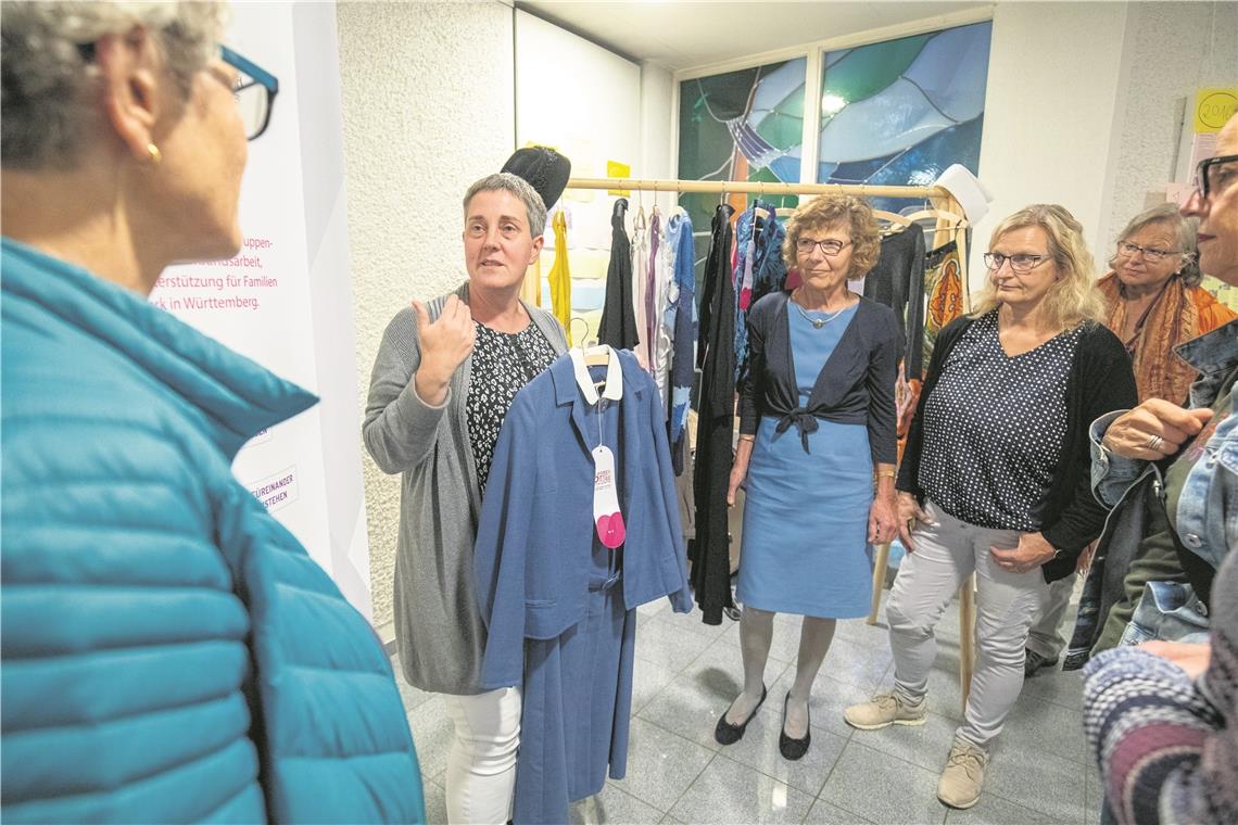 Weibliche Initiativen haben viel bewegt Eva-Maria Bachteler zeigte Kleidungsstücke aus den vergangenen 100 Jahren. Foto: A. Becher