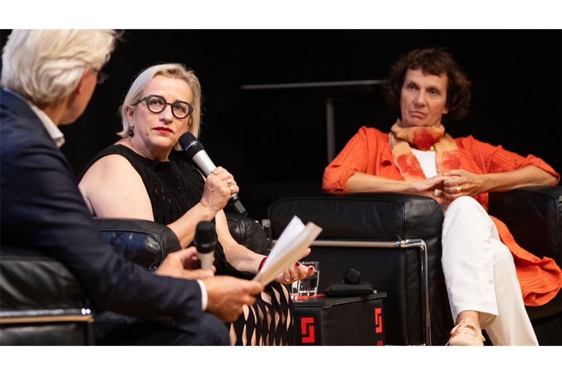 Eva-Maria Seng (Rektorin der Staatlichen Akademie der Bildenden Künste Stuttgart, Mitte) und Christiane Lange (Direktorin der Staatsgalerie Stuttgart) haben unter anderem vereinbart, das gemeinsame jährliche Ausstellungsprojekt „A-Z. Mapping the Future“ bis 2030 fortzuführen.