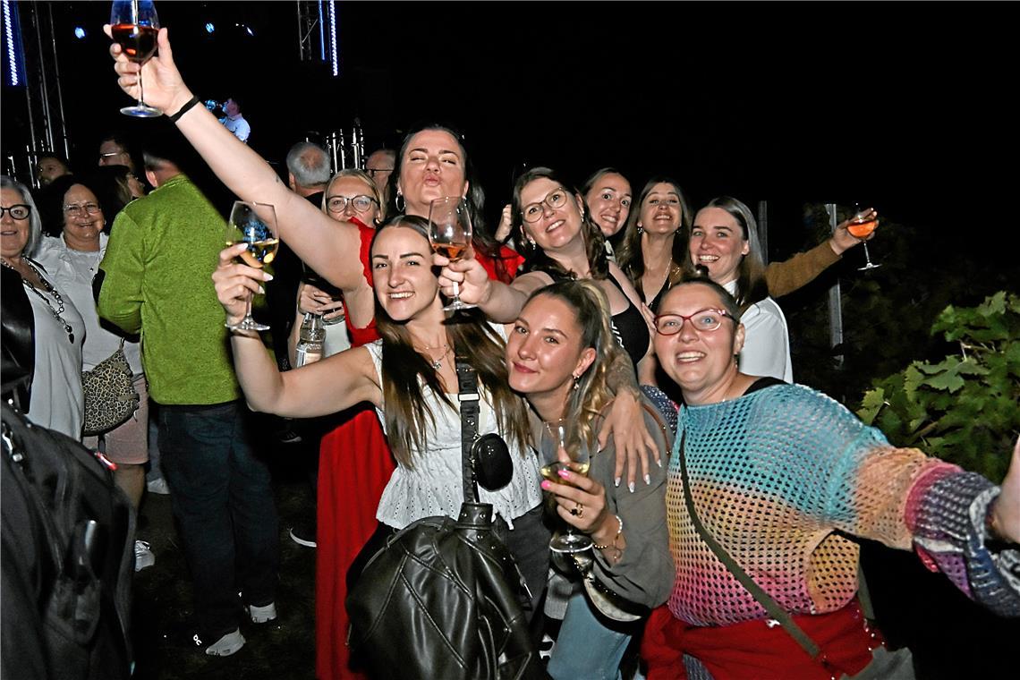 Eva (rotes Kleid) ist mit Ihren Freundinnen im Weinberg. Partystimmung im Weinb...