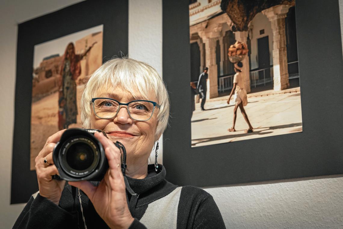 Backnanger Fotografin Éva Seiler-Iszlai: Immer ein Bein in der weiten Welt Éva Seiler-Iszlai reist mit ihrer Kamera gerne in ferne Länder. Hinter ihr zu sehen sind Fotografien aus Indien, die auch Teil ihrer Ausstellung „Pracht und Elend“ im Linden-Museum in Stuttgart im Jahr 2011 waren. Foto: Alexander Becher