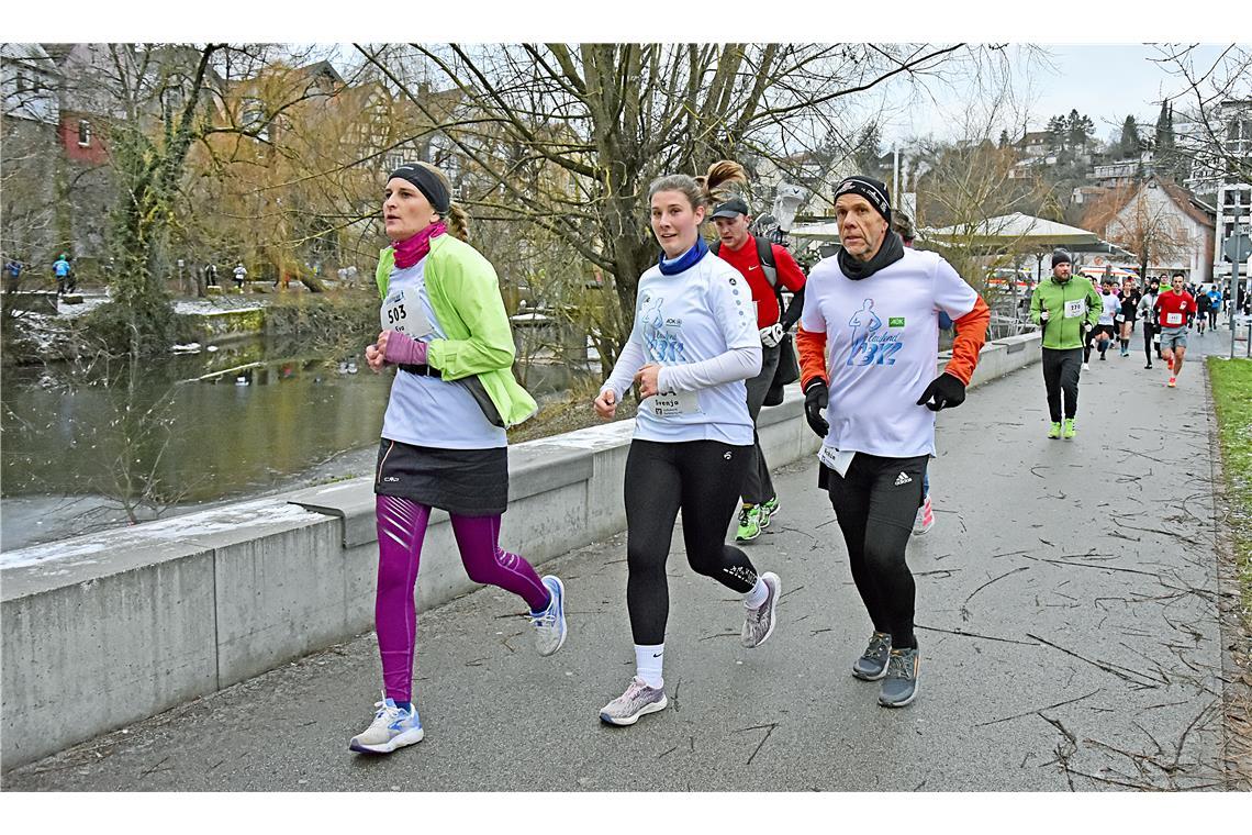 Eva, Svenja und Achim sind mit den "laufend BKZ"-Trikots auf der 10 km-Strecke u...