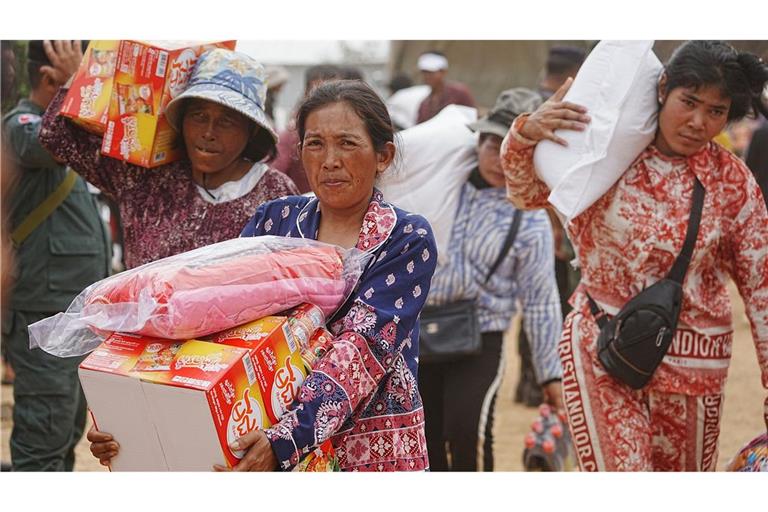 Evakuierte haben in der Provinz Oddar Meanchey im Norden Kambodschas Lebensmittel erhalten.