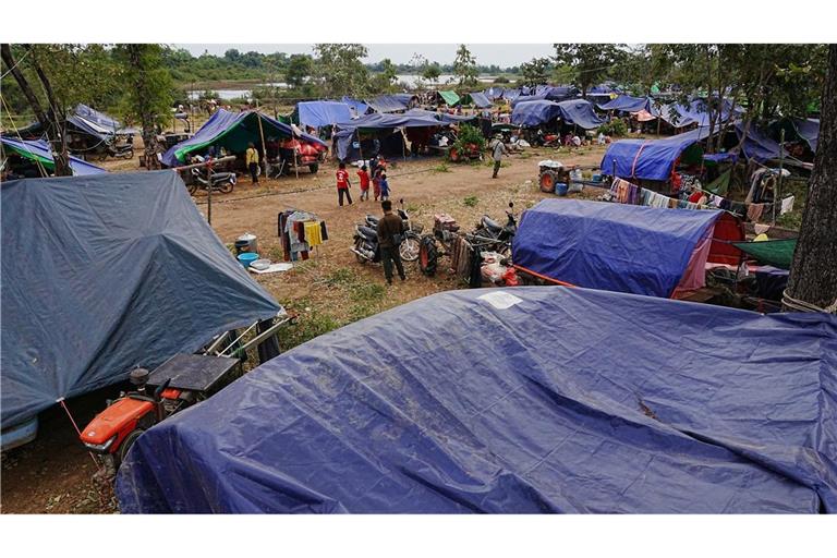 Evakuierte Menschen in der kambodschanischen Provinz Oddar Meanchey, wo sie auf einem Schulgelände vor den Kämpfen zwischen Thailand und Kambodscha Zuflucht suchen. (Archivbild)