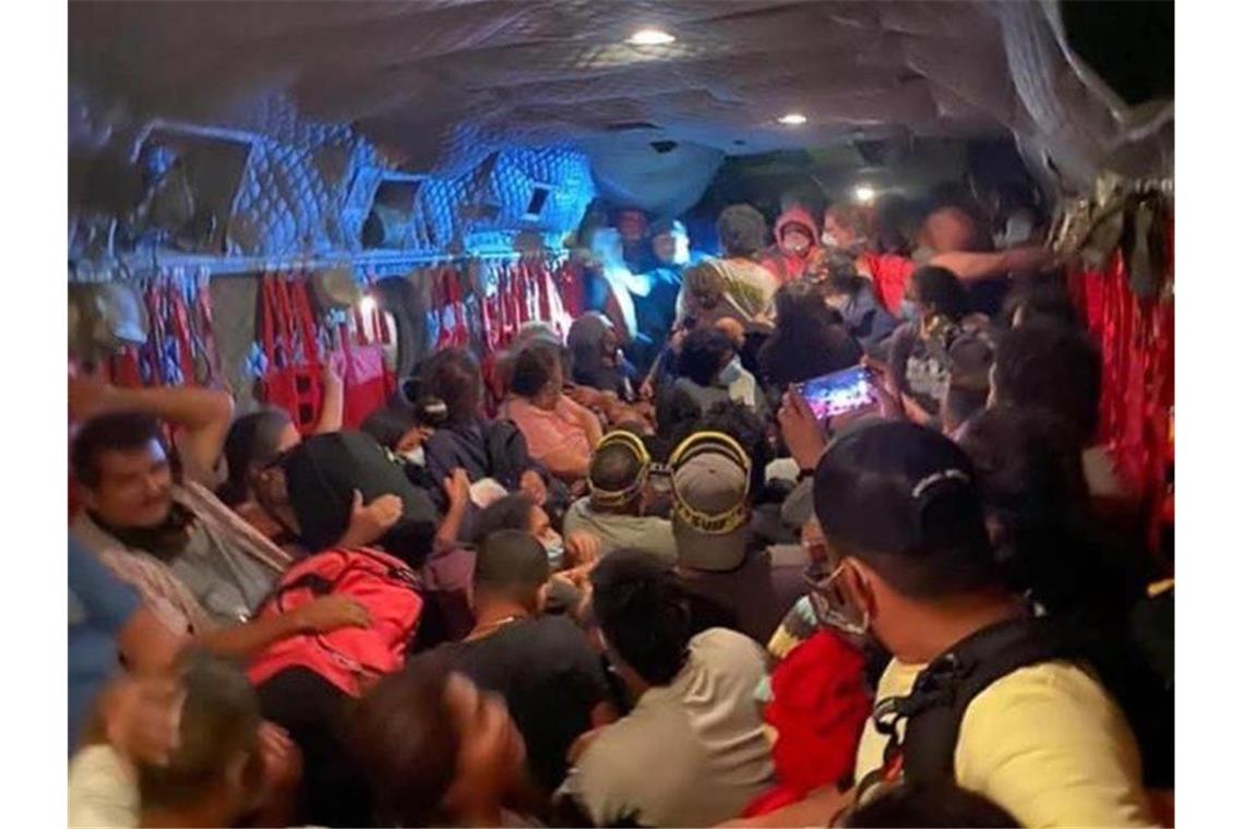 Mehr als 200 Camper in Kalifornien aus Feuerzone gerettet Evakuierte Menschen sitzen in einem Transporthubschrauber der Kalifornischen Nationalgarde. Foto: -/California National Guard/AP/dpa