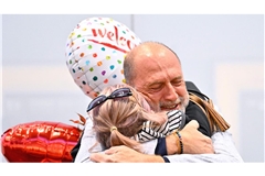 Evakuierte Reisende werden überschwänglich in Europa begrüßt.