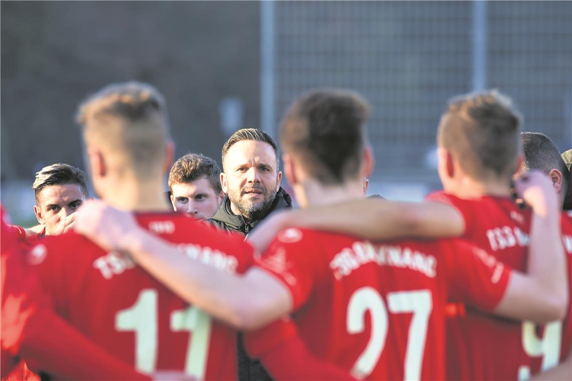 Evangelos Sbonias schwört die Roten auf das Duell mit Bahlingen ein: „Wir haben wieder ein ganz dickes Brett zu bohren.“ Foto: T. Sellmaier