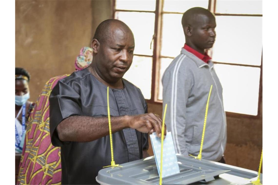 Evariste Ndayishimiye (M), Präsidentschaftskandidat für die Regierungspartei CNDD-FDD, gibt seine Stimme in einem Wahllokal ab. Foto: Berthier Mugiraneza/AP/dpa