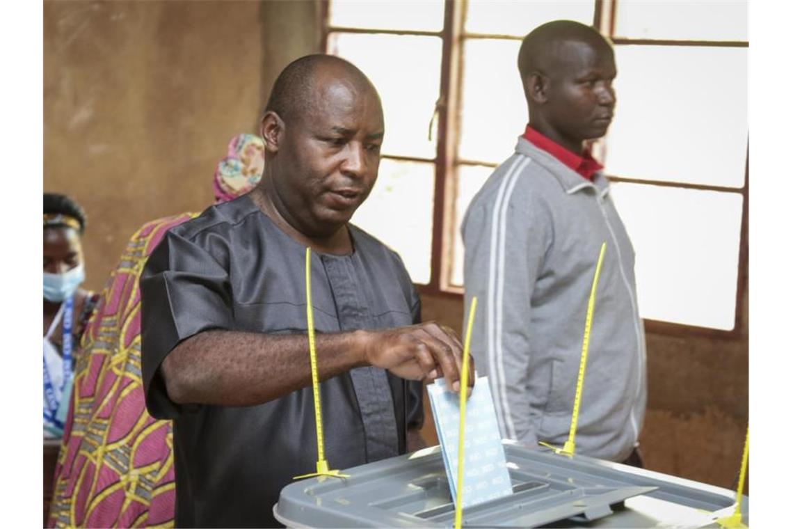 Wahlen in Burundi trotz Covid-19 Evariste Ndayishimiye (M), Präsidentschaftskandidat für die Regierungspartei CNDD-FDD, gibt seine Stimme in einem Wahllokal ab. Foto: Berthier Mugiraneza/AP/dpa