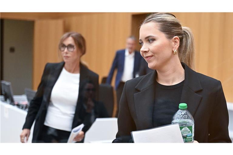 Eve Laur (rechts), die Schwester des 29-jährigen Polizisten, der bei einem Messerangriff auf dem Marktplatz in Mannheim getötet wurde, schildert, wie es ihr nach dem Tod des Bruders geht. Links läuft Petra Laur, die Mutter.