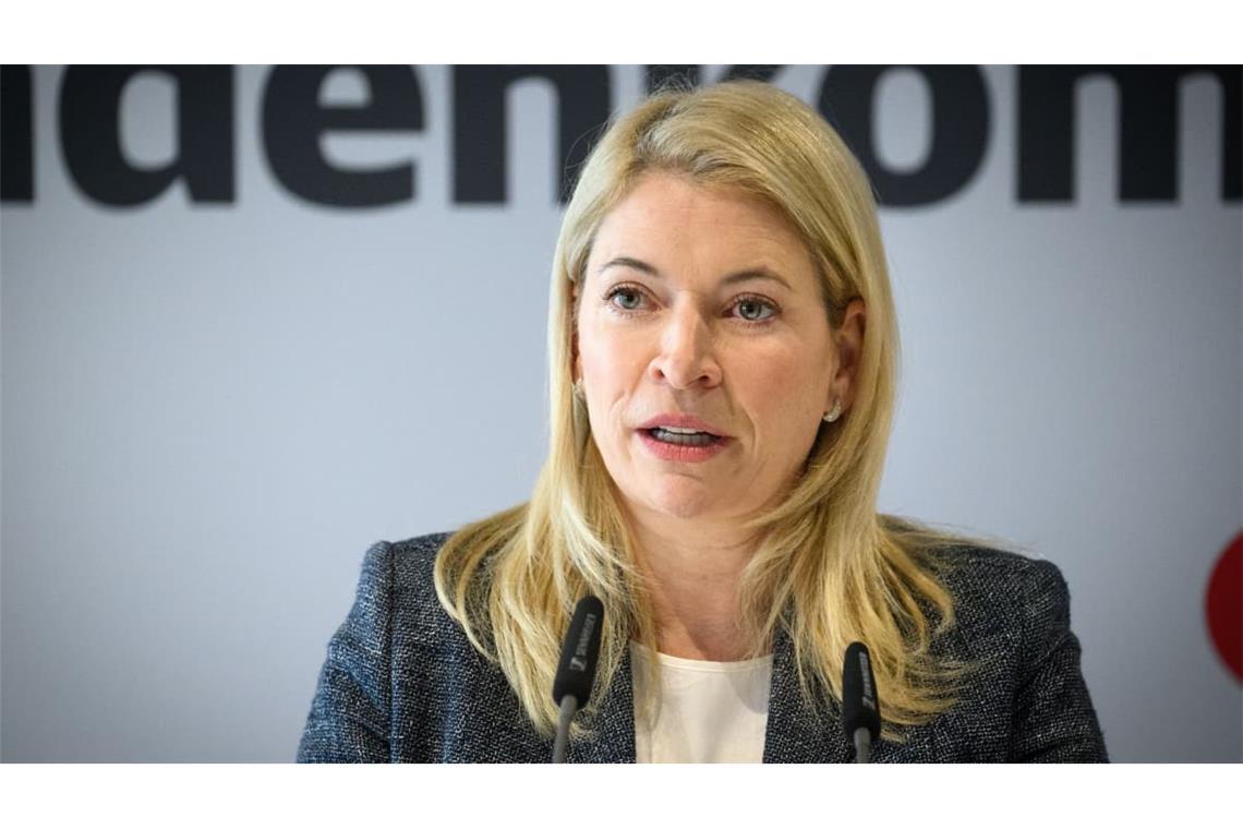 Evelyn Palla, Vorstandsvorsitzende der Deutschen Bahn AG, rechnet in Zukunft mit zwei, bei besonderen technischen Notwendigkeiten auch drei Generalsanierungen pro Jahr.