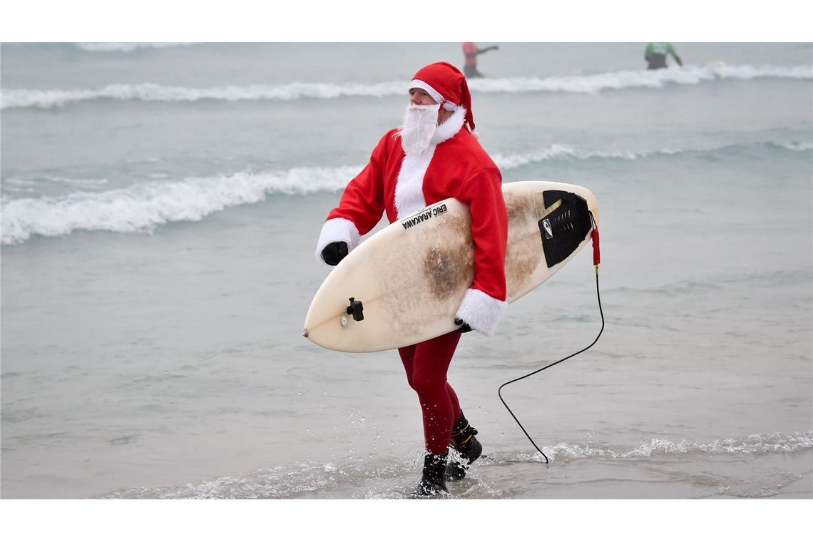 Wer uns während der Weihnachtszeit ins Haus kommt Events mit surfenden Weihnachtsmännern gibt es mittlerweile in mehreren Ländern. (Archivbild)